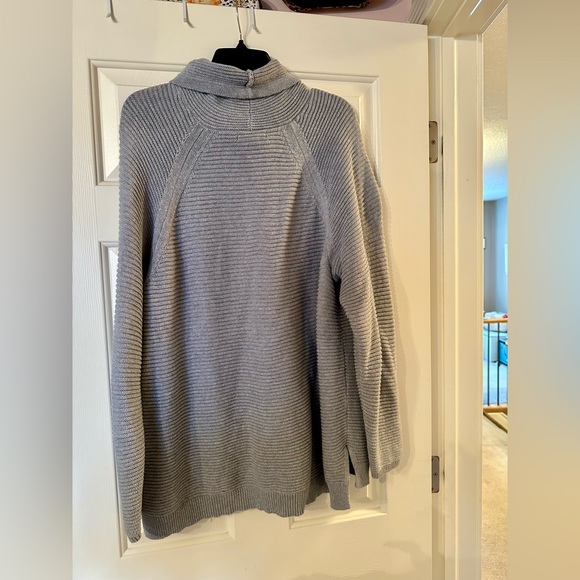 Soft and cozy grey turtleneck - Picture 3 of 5
